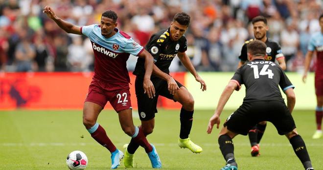 LOL 官方推特发布了一张 knight 拿着奖杯的照片：他回来捍卫荣誉！