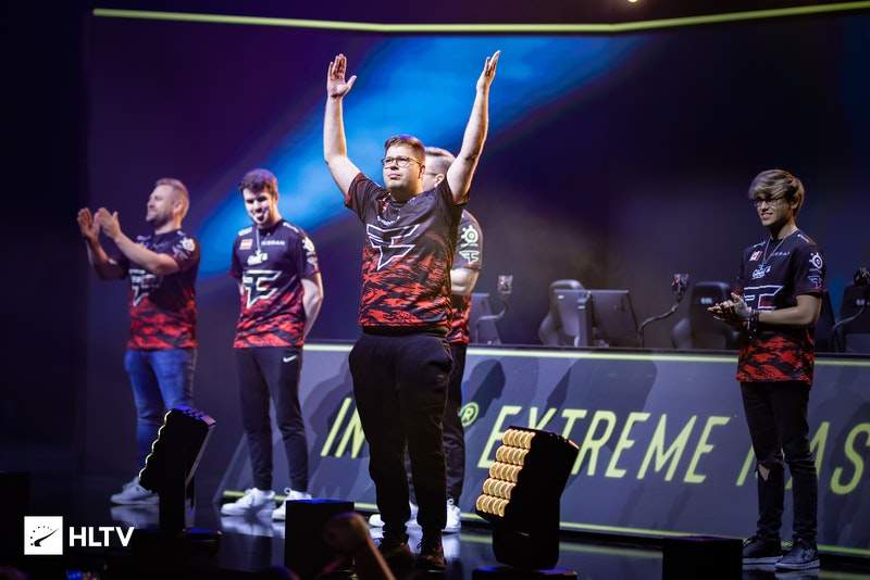 Life ： 会根据FPX阵容需要去做搭配英雄